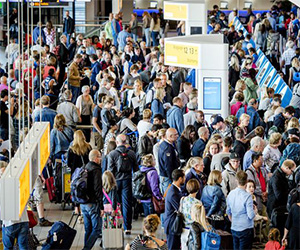 秋の連休とコロナウイルスによりスキポール空港の長蛇の列が予想される。