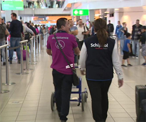 スキポール空港の長蛇の列を回避するために障害者を装う人も。