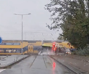 【衝撃映像】オランダ、踏切でバスが故障。電車が空バスを真っ二つにする事故。けが人はなく。