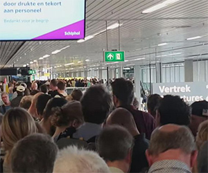スキポール空港では早く到着しすぎた人々が列を作る原因に。秋も続く混雑。