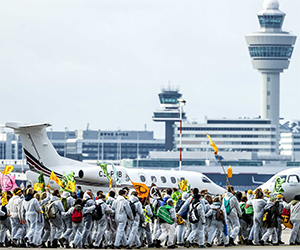 スキポール空港のデモで200人以上の活動家が逮捕される。