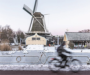 オランダでは本格的な冬の到来に伴い、雪や氷結した道路に対する警告が発令される。