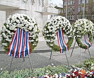 オランダでは5月4日のRemembrance Day（追悼の日）と5月5日のLiberation Day（解放の日）で、全国的に式典や儀式が行われる。5月4日の午後8時には、国中の人々が2分間の沈黙を捧げる。
