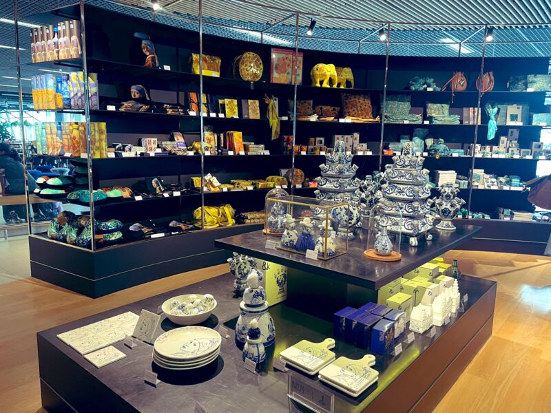 Image for the Tweet beginning: オランダ🇳🇱スキポール空港の無料ミュージアム付きショップでは、フェルメールさま『真珠の耳飾りの少女』陶器コレクションも買えますがお値段がすでにアート級でした 