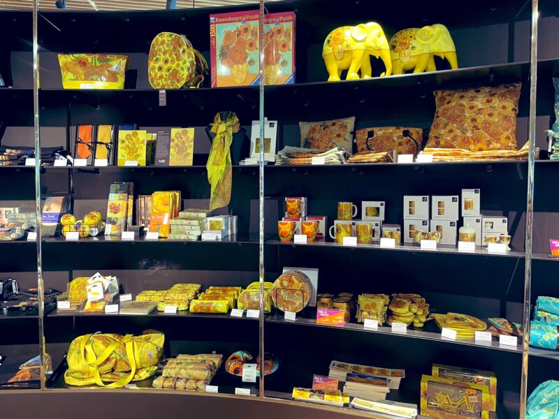 Image for the Tweet beginning: オランダ🇳🇱スキポール空港の無料ミュージアム付きショップでは、フェルメールさま『真珠の耳飾りの少女』陶器コレクションも買えますがお値段がすでにアート級でした 