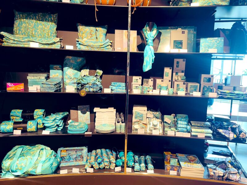 Image for the Tweet beginning: オランダ🇳🇱スキポール空港の無料ミュージアム付きショップでは、フェルメールさま『真珠の耳飾りの少女』陶器コレクションも買えますがお値段がすでにアート級でした 