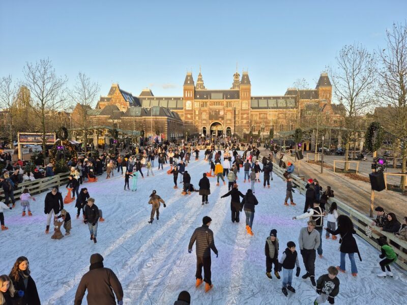 Image for the Tweet beginning: アムステルダムのミュージアム広場。
一昨日から、スケート場がオープンしてます⛸️

ここのクリスマスマーケットは来月🎄🎅🎁✨ 