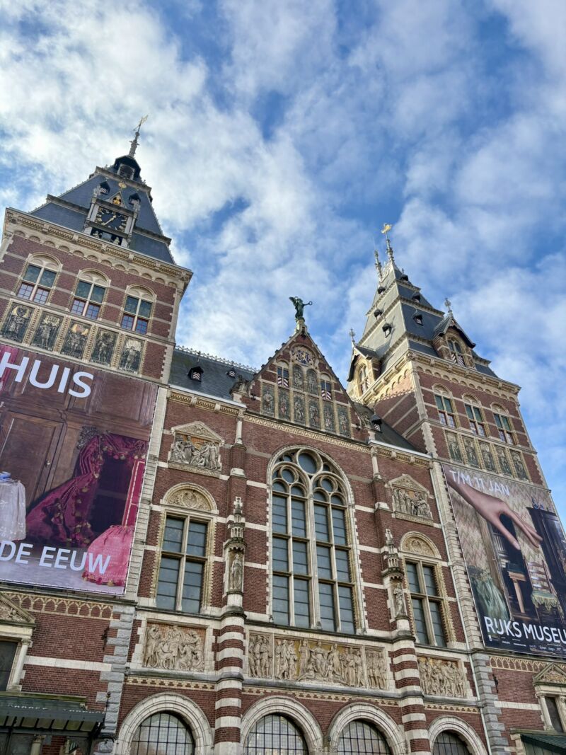 Image for the Tweet beginning: 先週末はアムステルダムに行ってきました！空港は何度か利用したことあるけど、街を観光したのは初めて✨
国立美術館はちゃめちゃに広くて周り方迷ってしまった。世界で一番美しいとも言われる図書館。圧巻だねぇ〜 