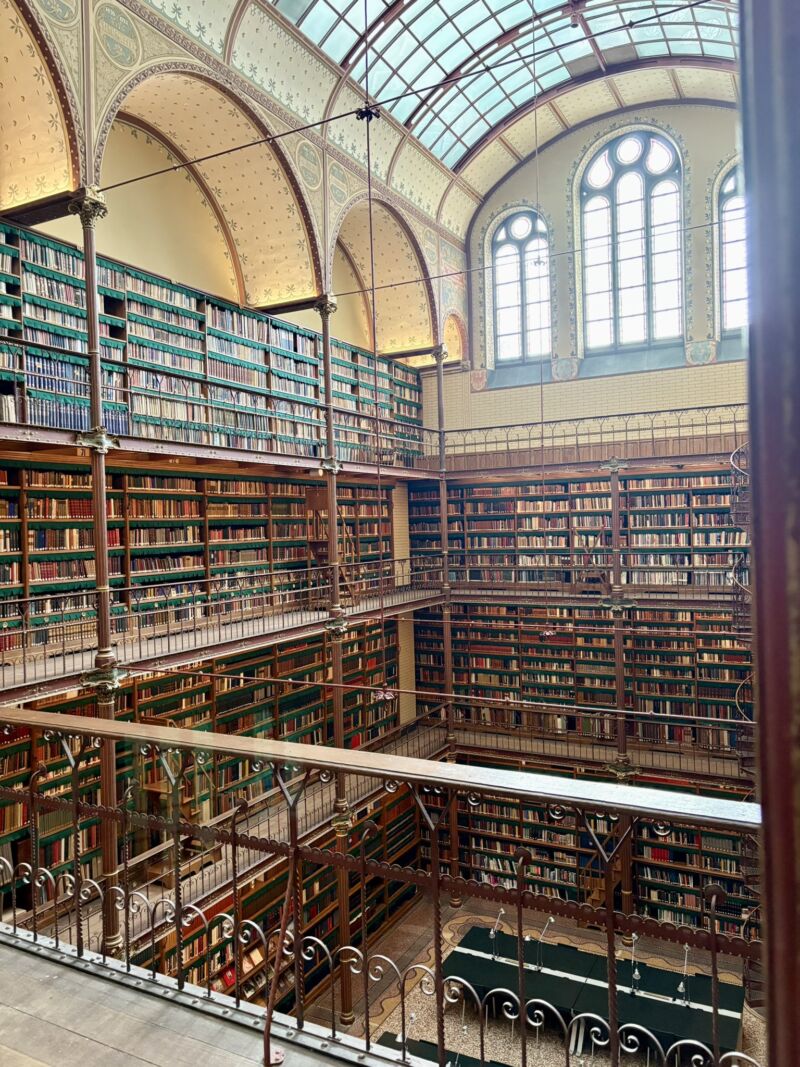 Image for the Tweet beginning: 先週末はアムステルダムに行ってきました！空港は何度か利用したことあるけど、街を観光したのは初めて✨
国立美術館はちゃめちゃに広くて周り方迷ってしまった。世界で一番美しいとも言われる図書館。圧巻だねぇ〜 