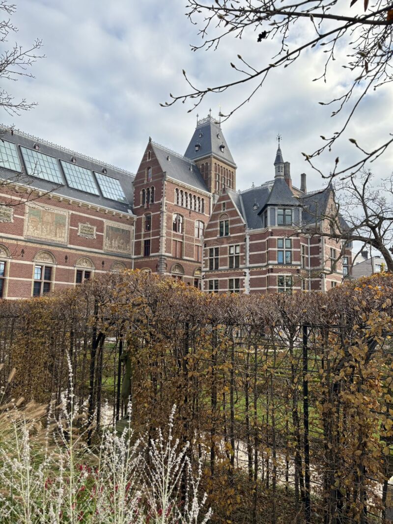 Image for the Tweet beginning: 先週末はアムステルダムに行ってきました！空港は何度か利用したことあるけど、街を観光したのは初めて✨
国立美術館はちゃめちゃに広くて周り方迷ってしまった。世界で一番美しいとも言われる図書館。圧巻だねぇ〜 