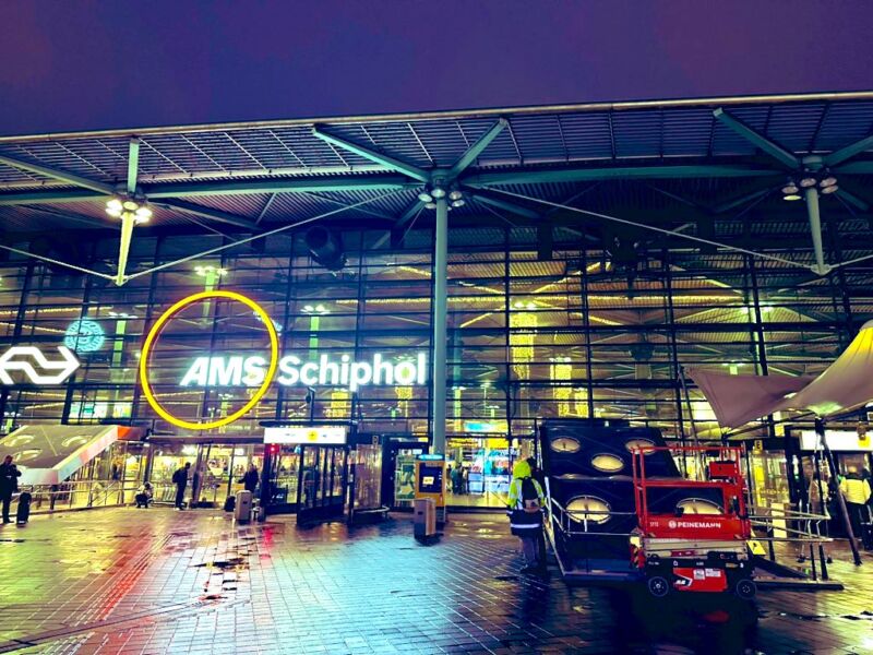 Image for the Tweet beginning: 早朝のアムスに無事到着しました。
スキポール空港もすっかりクリスマス仕様になってました。

JP&amp;USと長旅お疲れ様でした！
とりあえず休む。 
