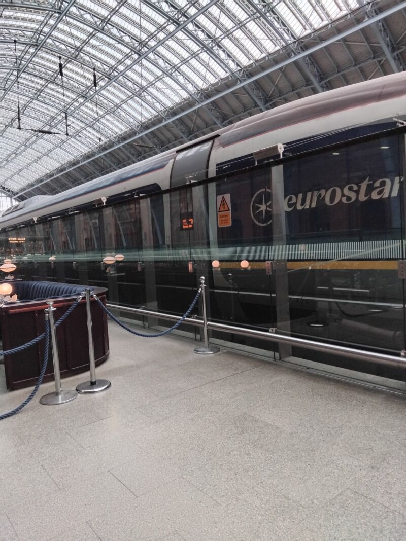 Image for the Tweet beginning: ロンドンSt Pancras駅はユーロスターの発着駅。これはアムステルダム行き🚄 