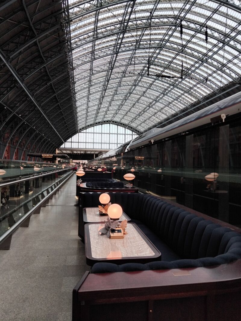 Image for the Tweet beginning: ロンドンSt Pancras駅はユーロスターの発着駅。これはアムステルダム行き🚄 