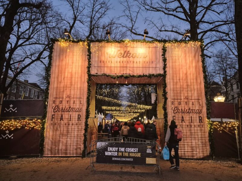 Image for the Tweet beginning: 🇳🇱デン・ハーグのクリスマスマーケット(クリスマス・フェア)も、今日の4日から始まった🎄🎅🎁✨

(去年の写真) 