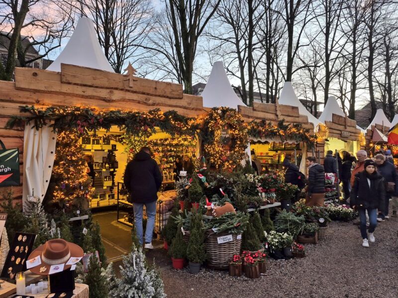 Image for the Tweet beginning: 🇳🇱デン・ハーグのクリスマスマーケット(クリスマス・フェア)も、今日の4日から始まった🎄🎅🎁✨

(去年の写真) 