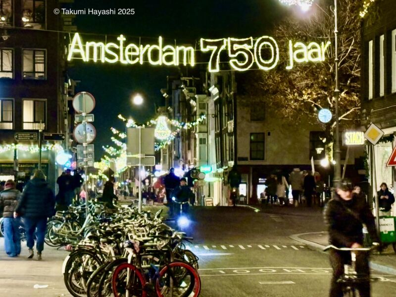 Image for the Tweet beginning: パリから北へ向かったユーロスターはアムステルダム中央駅に到着した。20代で生まれて初めて行った外国がオランダでここはいつまでも懐かしくどこよりも特別な土地。jaarはオランダ語で“年“を意味する。クリスマスを迎える街の飾りにアムステルダムが市となって750周年を迎えたことを祝う輝きがある。 